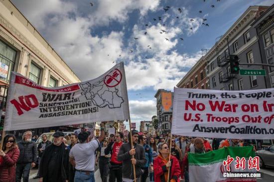 当地时间1月4日，两千多人在旧金山市中心参加反战集会，要求特朗普政府从中东撤军，以和平的方式解决国际争端。中新社记者 刘关关 摄.