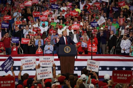 视频|特朗普吐槽淋浴器水小:我一头秀发洗头要很