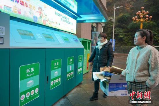  资料图：垃圾分类智能回收机。 中新社记者 贺俊怡 摄