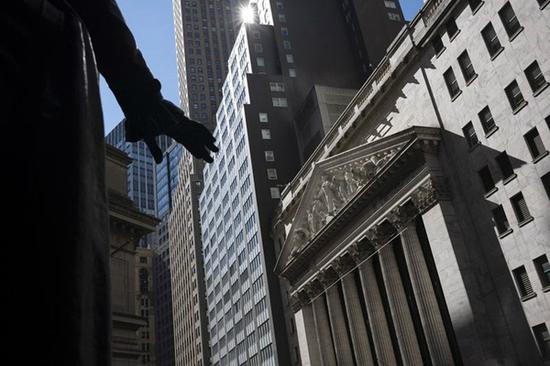 这是3月9日拍摄的美国纽约证券交易所大楼（右）。（新华社记者李木子摄）