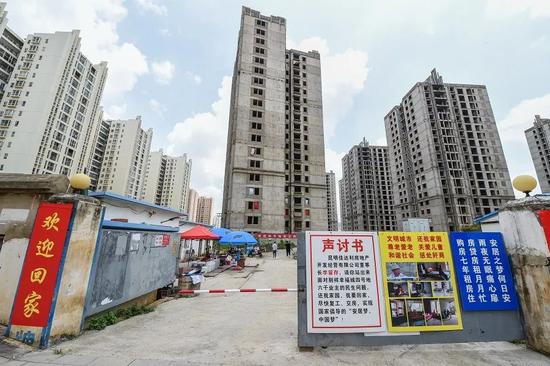 昆明“别样幸福城”烂尾楼业主：住着烂尾楼 每月还房贷3600