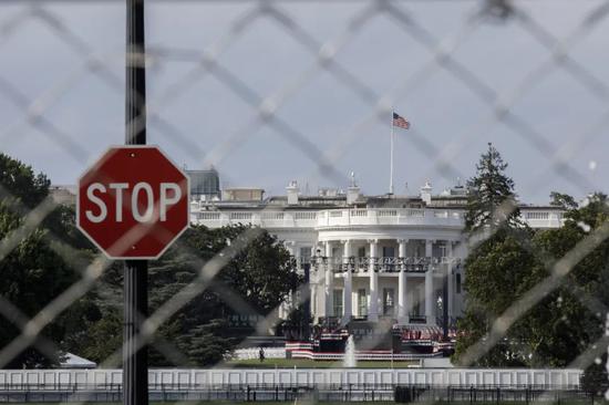 ▲这是8月27日在美国首都华盛顿白宫附近拍摄的围栏。（新华社）