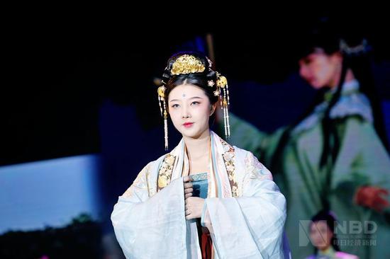 汉服展示 图片来源：每经记者 张建 摄