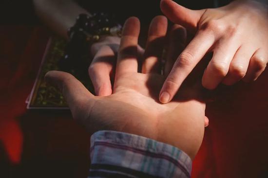 月入15万，在线算命师如何给年轻人做心灵大保健