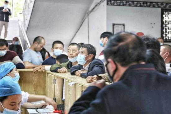 上午九点半，社港医院的候诊大厅内就已经挤满了人。本报记者张典标摄