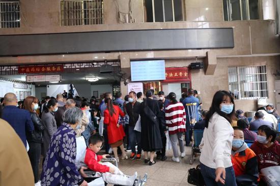 上午九点半，社港医院的候诊大厅内就已经挤满了人。本报记者张典标摄
