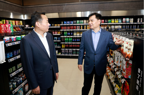 张近东向虞爱华介绍苏宁无人店发展情况