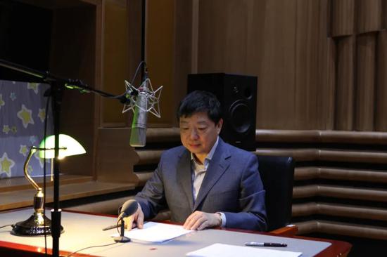 洪磊录制《报时中国经济》现场