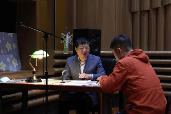 洪磊录制《报时中国经济》现场