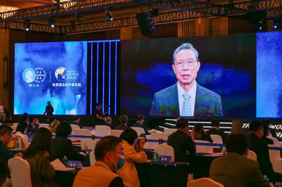 钟南山在第三届世界顶尖科学家论坛上致辞（图片来源：澎湃新闻）