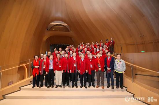 张文中当选亚布力论坛新任轮值主席，新增冷友斌、刘乐飞两位理事