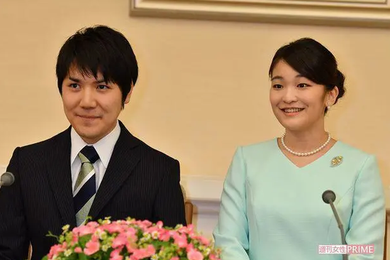 小室圭和真子公主(右)