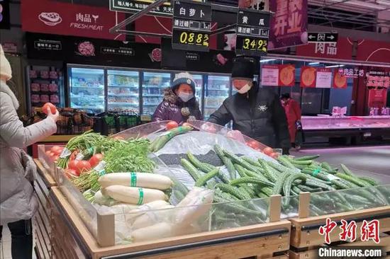 图为民众在北京丰台区一家超市内购物。中新网记者 谢艺观 摄