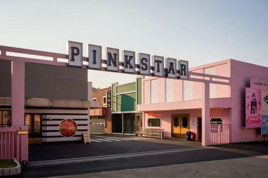 广州pinkstar网红打卡基地花3200元假装自己在国外