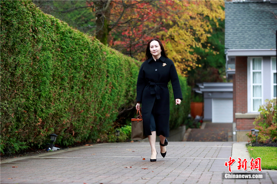 监视孟晚舟的人员中曾有两人感染新冠