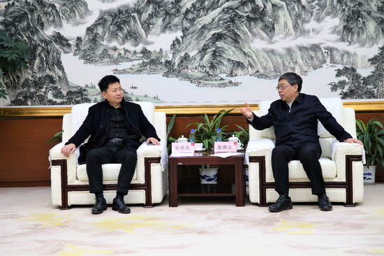北汽集团党委书记、董事长姜德义（右）与华为消费者BG总裁余承东（左）会面
