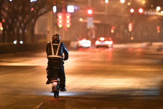 除夕夜加班的互联网人:拿三倍工资 在短视频里感受春节