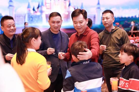 张近东春节设家宴 现场说了这些