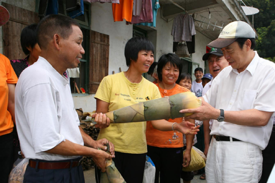 2010年，杨国强在广东英德树山村调研