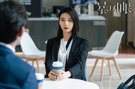 植入杨幂热剧《暴风眼》，营销喝三杯抽LV，瑞幸又活过来了？