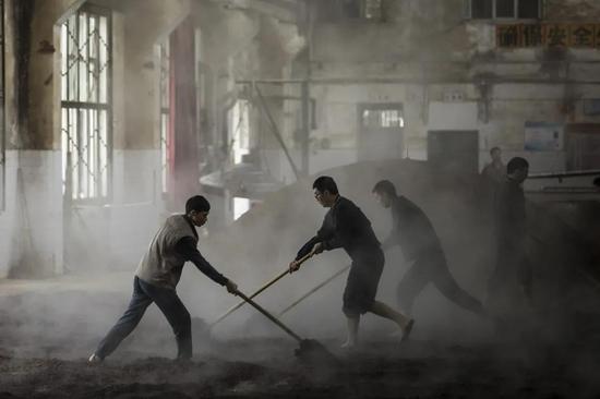 泡在茅台酒里的镇子和年轻人