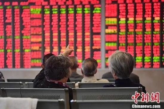 各行业抢吃“第一股”螃蟹 弯道超车还是弯道翻车？