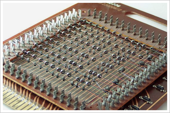 安发现,磁场振动原理可以应用于电脑存储系统,并据此发明了磁芯存储器