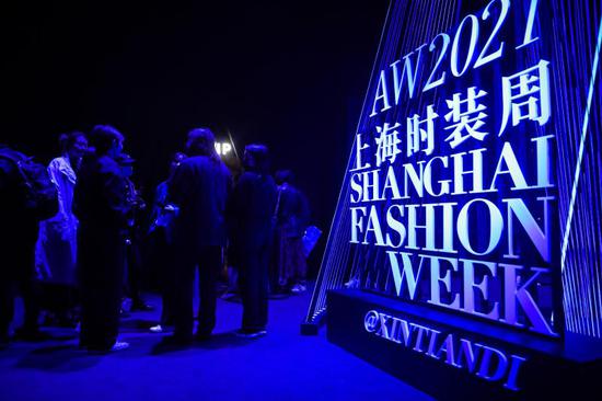 上海时装周开幕:设计师和模特身着"支持国货 支持中国"t恤登场