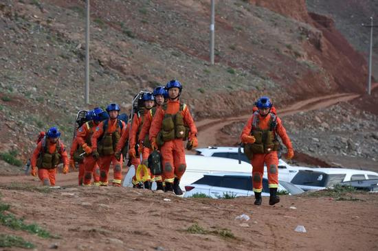 5月23日，救援人员徒步进入事发区域搜救失联人员。新华社记者 范培珅 摄