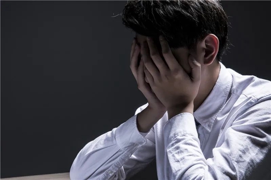 “重要相关方近200亿信托逾期，交易所急问询，两A股公司有何影响？