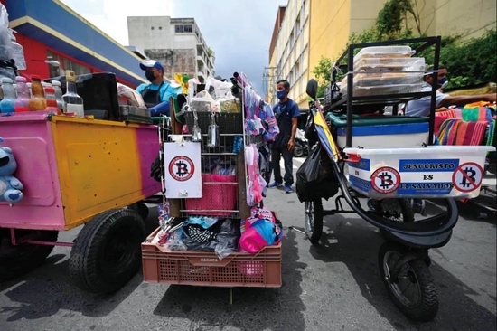 ▲圣萨尔瓦多，几个商贩的推车上贴着反对比特币的贴纸 图/视觉中国