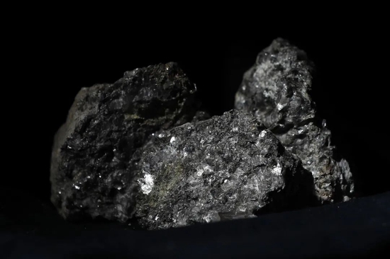 锂矿石资料图 图片来源：视觉中国