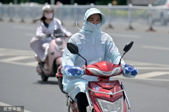 高温天气之下，出趟家门都需要勇气。/视觉中国