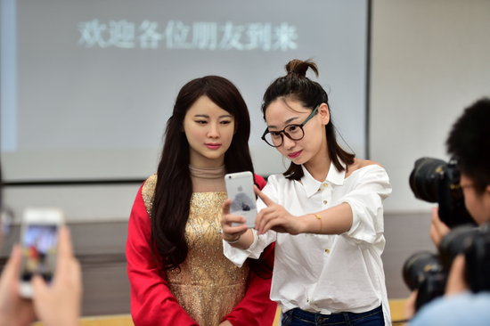 早在2016年，中国科学技术大学正式发布其研制的特有体验交互机器人“佳佳”。“佳佳”初步具备人机对话理解、面部微表情、口型及躯体动作匹配、大范围动态环境自主定位导航和云服务等功能。刘军喜 摄