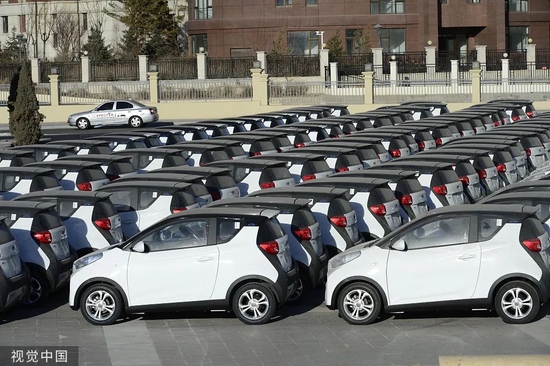 曾经满大街的共享汽车，似乎已经成了一地鸡毛。/视觉中国