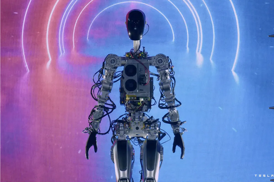 特斯拉人形机器人擎天柱登场 图片来源：特斯拉AI日视频截图
