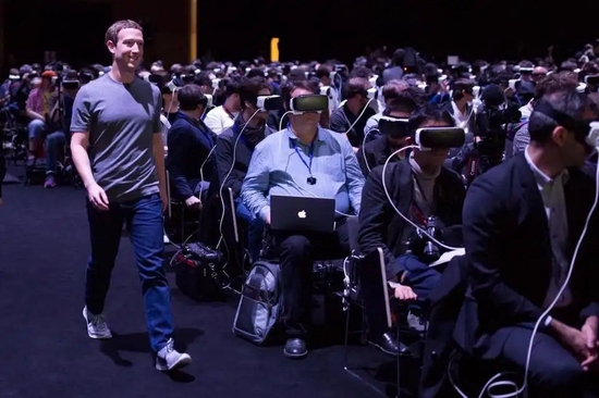 2016年的MWC发布会上，扎克伯格走过头戴三星VR头显的参会者｜网络