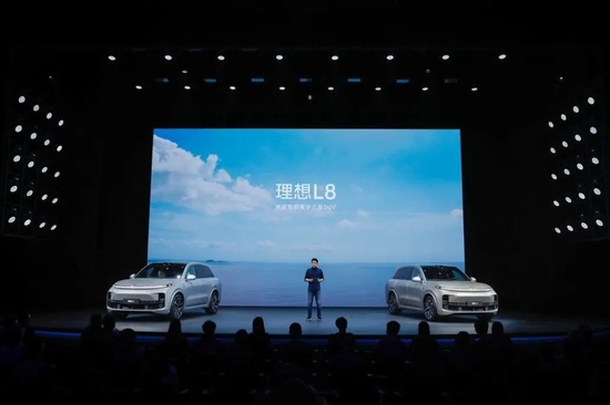 下调交付预期后，李想提前扔出了大小王