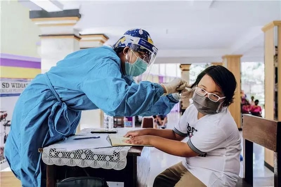印度尼西亚巴厘岛的医护人员在当地一所学校为学生进行传染病检测
