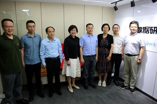 陕西省工信厅副厅长黄新波(左起第四位)调研大数据研究院