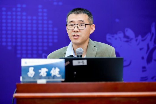 易君健作东旨演讲