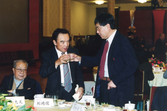 （2004年联办成立十五周年，左起：安志文、刘鸿儒、王波明）