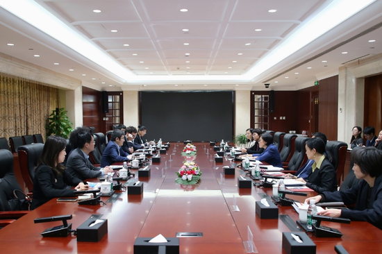 进出口银行副行长杨东宁会见工银标准银行总经理高翀