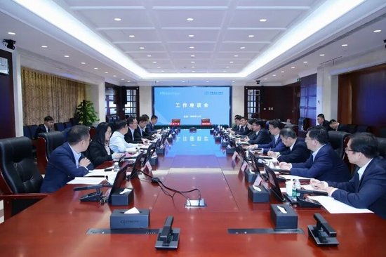 进出口银行董事长陈怀宇与海信集团董事长贾少谦举行会谈