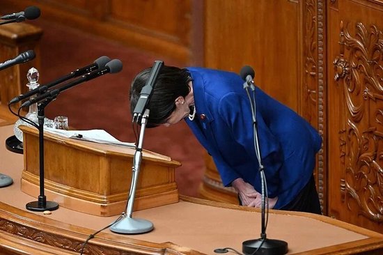 　　10月24日，日本首相高市早苗在众议院全体会议上发表政策演讲后鞠躬。图源：央视新闻客户端