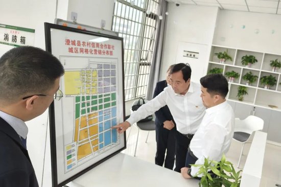 ↑澄城联社理事长雷阳（右二）向陕西省联社渭南审计中心主任杨波（右一）介绍城区网格化金融服务情况。