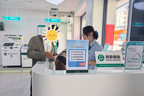 ▲农行甘肃定西渭源支行为受灾地区客户提供服务