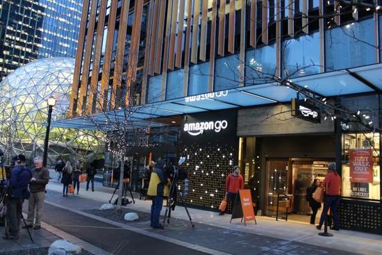 近日，据外媒报道，亚马逊正考虑将其无人便利店Amazon Go引入机场。