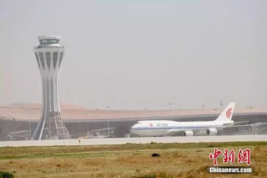 国航飞机降落。 民航局供图