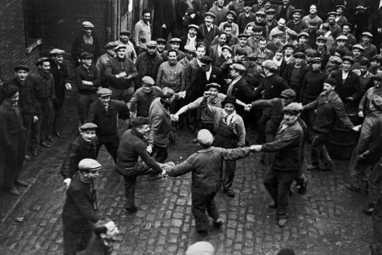 | 1936年的大罢工中，工人们跳起舞来，此前，工人最多每天可工作到15小时。